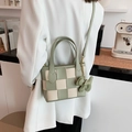 Sac seau tressé à damier vert sauge et crème avec bandoulière amovible - Vert avec Pendentif