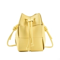 Bolso tipo cubo tejido en amarillo claro minimalista con cordón y correa con nudos - Amarillo