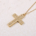 Collier croix hip-hop dorée avec trois rangées de zircons cubiques scintillants - Style Zircone Blanche (A4979)