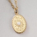 Gouden ketting met ovale hanger, witte steen en zonnestraal textuur details - Witte Steen Ovaal / Goud