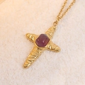 Collana vintage a croce dorata con trama incisa e gemma cabochon viola - Viola