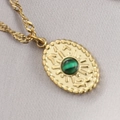 Gouden ovale hanger ketting met groene malachiet steen en zonnestraal patroon details - Donkergroene Steen Ovaal / Goud