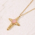 Collana a croce dorata con cristallo rosa e superficie vintage testurizzata - Rosa