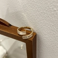 Bague asymétrique en S925 doré avec nacre blanche et zircons rectangulaires - Style Nacre avec Pavé de Pierres