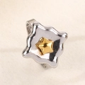 Dettaglio di un anello quadrato argentato con bordi ondulati e stella dorata al centro - Aperto Regolabile / Stella Quadrata (Oro Argento)