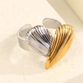 Macro di anello a cuore bicolore oro e argento con trama a strisce verticali - Aperto Regolabile / Doppio Cuore Conchiglia (Oro Argento)