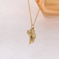 Macro-opname van gouden schelphanger ketting met spiraalvormige textuur en fijne ketting - Schelp