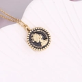 Collana a catena dorata con ciondolo a moneta vintage in smalto nero - Ritratto della Regina Nero