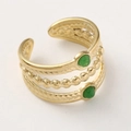 Goldener mehrlagiger Titanstahlring mit runden grünen Steinen und Perlenstruktur - Grüner Stil