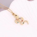 Collana con ciondolo a serpente dorato e strass colorati su sfondo di conchiglia - Serpente con Zirconia Colorata