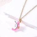 Détail du pendentif dauphin en émail rose et blanc sur chaîne dorée et pierre - Rose