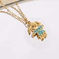Collana placcata oro 14K con ciondolo a forma di bambina e nove zirconi blu cielo - Zirconia Blu