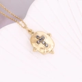 Collana ovale dorata con intarsio a croce in pietra nera su sfondo perlaceo - Croce in Zirconia Ovale