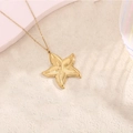 Vue détaillée du collier pendentif étoile de mer dorée sur pierre avec fine chaîne en O - Étoile de mer texturée