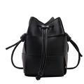 Bolso saco minimalista de cuero trenzado negro con cordón y detalle de nudo en la correa - Negro