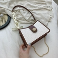 Borsa a tracolla in pelle bianca goffrata con cinturino marrone e foulard decorativo - Marrone