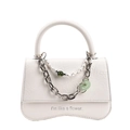 Borsa a mano bianca testurizzata con catena argento e ciondoli in perle verdi - Bianco