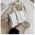 Klassische weiße Handtasche mit Krokodilprägung und Metallkette im Lifestyle-Szenario - Weiß