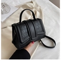 Klassische schwarze Handtasche mit Krokostruktur und Tragegriff für Damen - Schwarz
