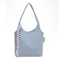 Borsa a spalla in maglia azzurra con foulard a pois e dettaglio etichetta moda - Blu