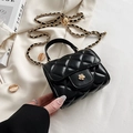 Elegante schwarze gesteppte Umhängetasche mit goldener Blumen-Schließe und Kette - Schwarz