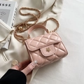 Rosa gesteppte Mini-Cloud-Tasche mit goldener Kamelien-Schnalle und Kettenriemen - Rosa