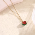 Collier doré avec un pendentif pastèque détaillé dans un style estival et dynamique - Pastèque