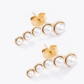 Elegantes pendientes chapados en oro con cinco perlas graduadas en un diseño curvo fino - Acero inoxidable / Estilo Perla Graduada