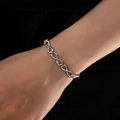 Poliertes silbernes Unendlichkeits-Armband mit minimalistischem Mobius-Design am Handgelenk - Silber