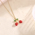 Collana a catenina dorata con ciondolo a forma di fragola rossa e foglie verdi vivaci - Fragola Doppia