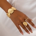 Conjunto de pulsera y anillos de concha espiral dorada sobre fondo de seda elegante - Juego de 3 Piezas Dorado