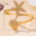 Brazalete ajustable dorado con estrella de mar y concha en esmalte sobre fondo de arena - Brazalete Estrella de Mar y Concha / Blanco
