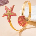 Brazalete ajustable dorado estilo marino con estrella de mar y concha en esmalte rosa - Brazalete Estrella de Mar y Concha / Rosa