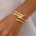 Elegante gouden meerlaagse open armband met een minimalistisch golfontwerp - Goud