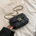 Schwarze gesteppte Umhängetasche mit goldener Kette und Metalldetail - Schwarz