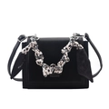 Elegante borsa a tracolla nera con catena in argento e foulard in seta leopardata - Nero