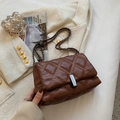 Elegante bruine gewatteerde crossbodytas met gouden ketting op witte tweed stof - Donkerbruin