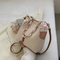 Cremefarbene Eimertasche mit Kettengriff und Leoparden-Satinband für Damen - Weiß