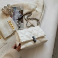 Gewatteerde witte crossbodytas met zwart metalen hardware en kettingriem - Broken Wit