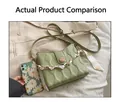 Dettaglio borsa trapuntata verde chiaro con manico a catena e foulard e bottone in legno - Verde