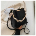 Schwarze Beuteltasche mit Goldkette, Leoparden-Schal-Detail und verstellbarem Schultergurt - Schwarz