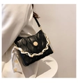 Dettaglio borsa a tracolla trapuntata con catena a foulard e fibbia decorativa in legno - Nero
