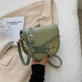 Bolso de montura verde grisáceo con relieve de cocodrilo, cadena dorada y correa - Verde