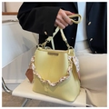 Hellgelbe Beuteltasche mit Leoparden-Schal und Goldkette an einem Modell gezeigt - Gelb