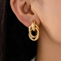 Orecchini geometrici a catena multistrato in oro lucido su modella con stile minimalista - Giallo Oro