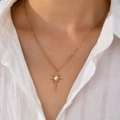 Elegante collana con ciondolo a stella polare dorata e zircone lucido da donna - Oro