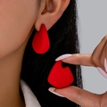 Pendientes de gota rojos minimalistas para mujer puestos en la oreja como referencia - Rojo