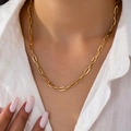 Collana moderna a maglie rettangolari dorate indossata su sfondo camicia bianca - Giallo Oro