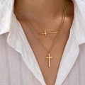 Collana a doppio strato dorata con ciondolo a croce strutturata e catena minimalista - Giallo Oro