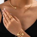Parure de bijoux dorés 3 pièces avec collier ouvert, bague perlée et bracelet sur modèle - Ensemble 3 Pièces Doré